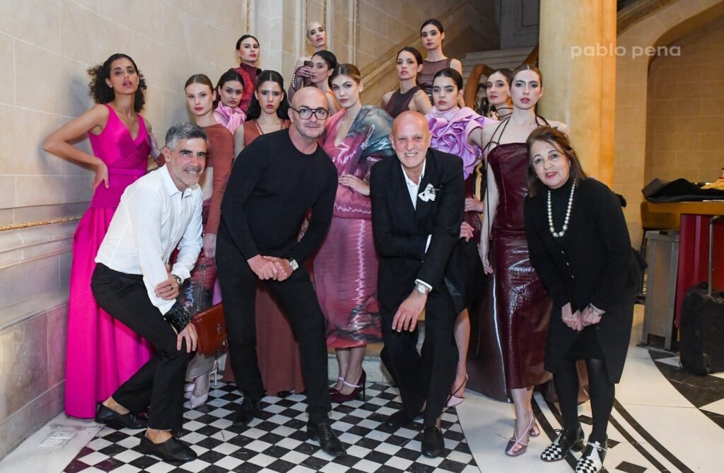 Diseñadores con modelos en vestidos fucsia y metalizados tras el desfile – Renato Papiccio Runway, Sofitel Carrasco