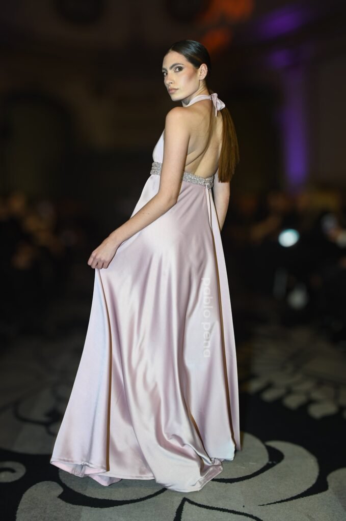 Desfile: modelo de espaldas con vestido de satén rosa pálido – Renato Papiccio Runway, Sofitel Carrasco