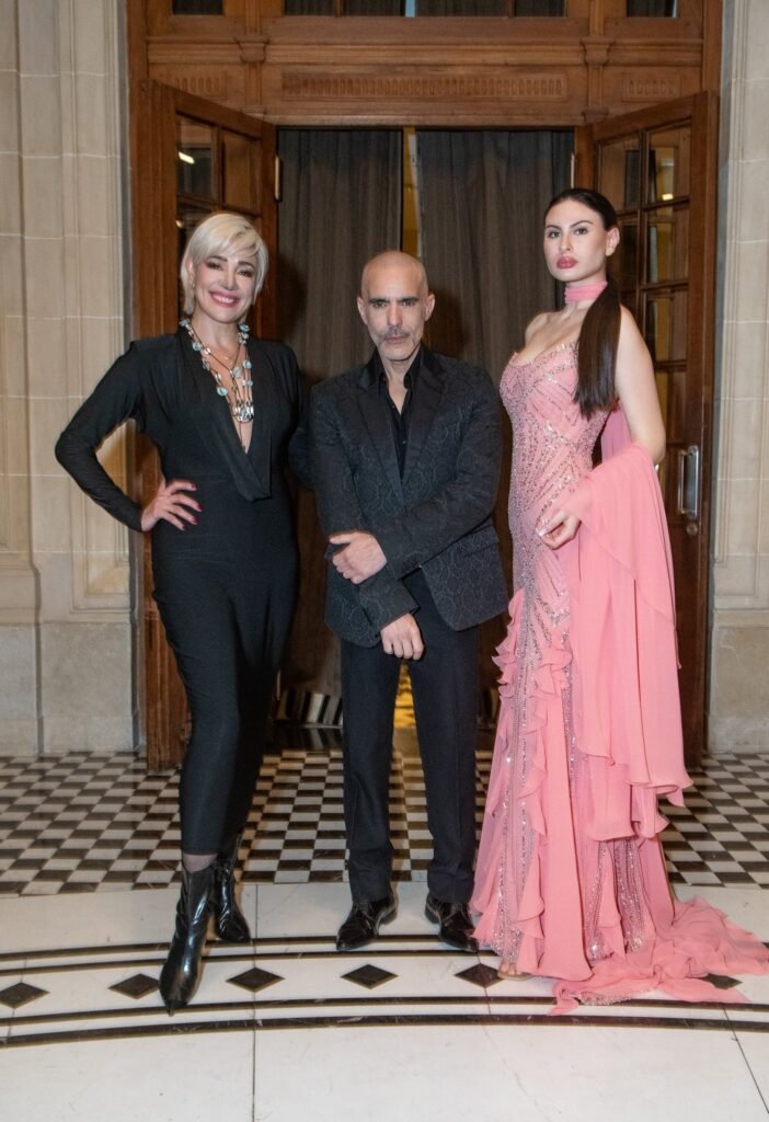 Mujer de negro, hombre de traje y modelo con vestido rosa de volados – Renato Papiccio Runway, Sofitel Carrasco