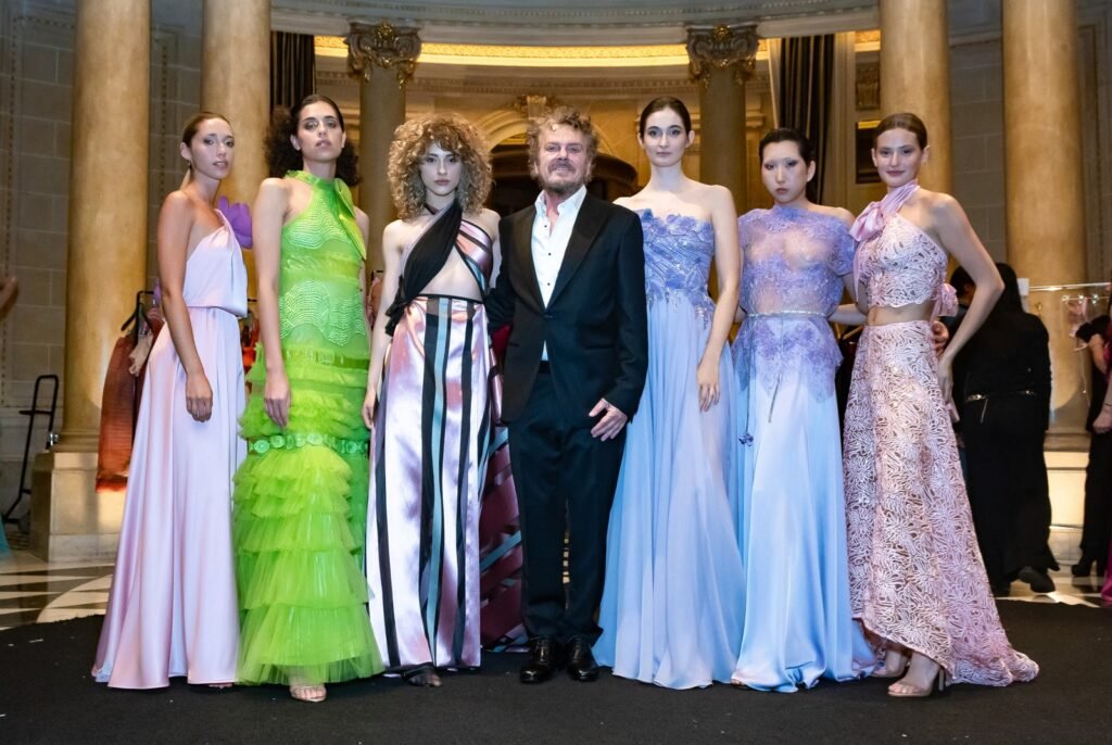 Renato Papiccio con seis modelos de la colección de Nicolás Osano en el backstage – Renato Papiccio Runway, Sofitel Carrasco