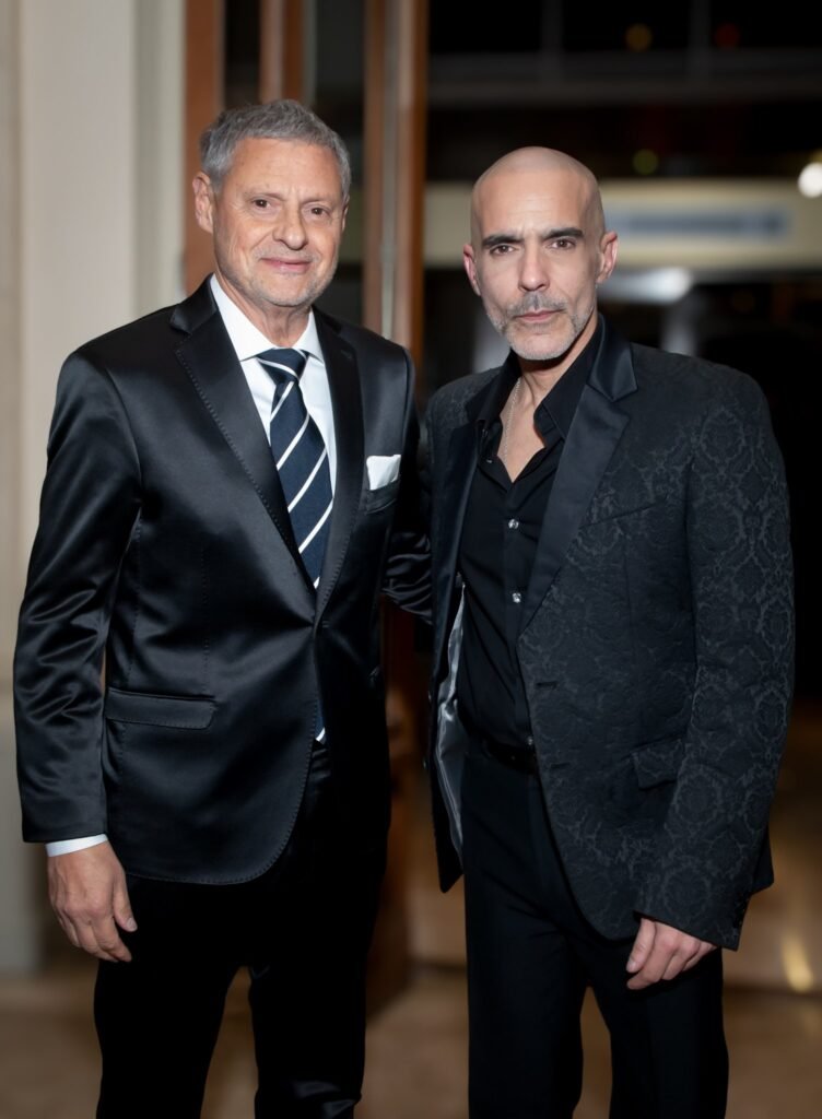 Dos hombres de traje oscuro – Renato Papiccio Runway, Sofitel Carrasco