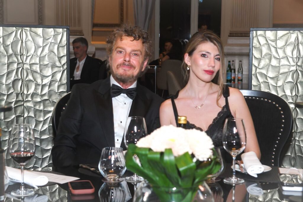 Hombre de esmoquin y mujer rubia en la cena – Renato Papiccio Runway, Sofitel Carrasco