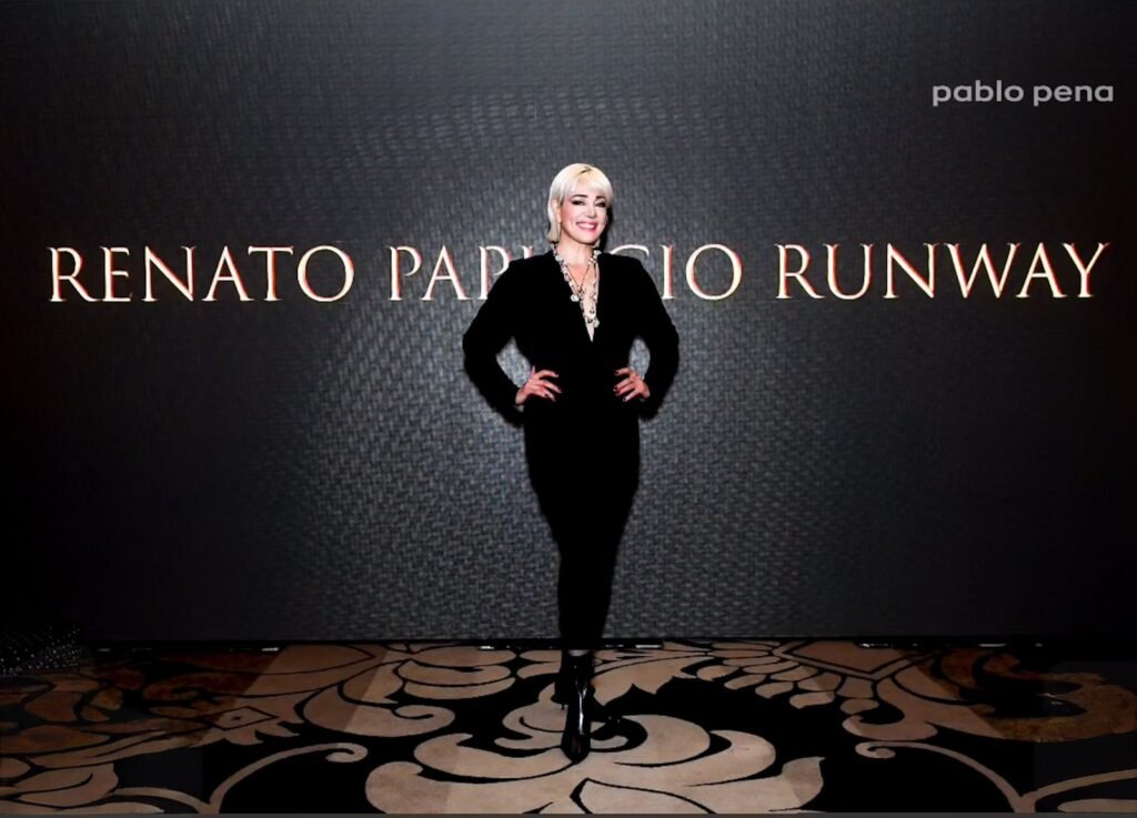 Eunice Castro con enterito negro frente al cartel de Renato Papiccio Runway, Sofitel Carrasco