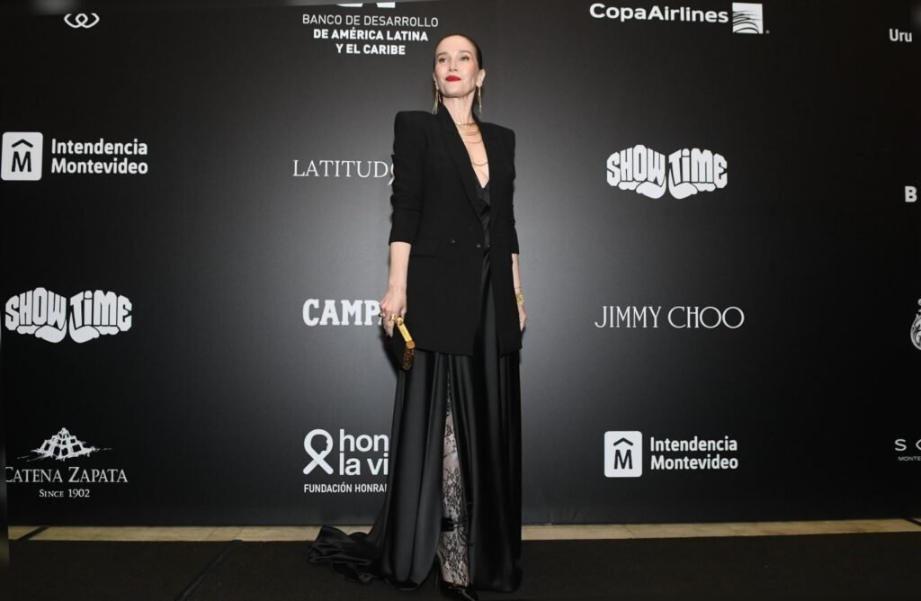 Natalia Oreiro frente al panel de sponsors con Copa Airlines, Jimmy Choo e Intendencia de Montevideo – Renato Papiccio Runway