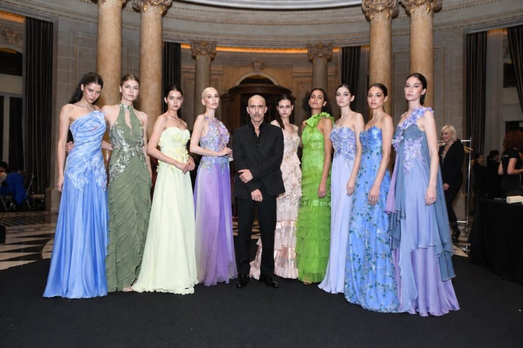 Nicolás Osano con nueve modelos de su colección en lavanda, celeste, verde y rosa – Renato Papiccio Runway, Sofitel Carrasco