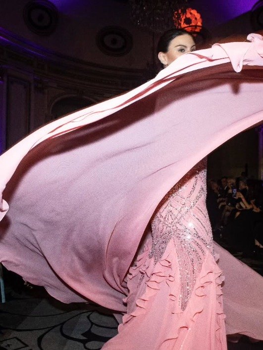 Nicolás Osano en el Renato Papiccio Runway, Sofitel Carrasco: vestido rosa con capa de gasa en movimiento