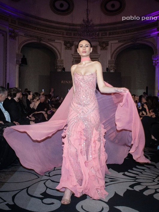 Nicolás Osano en el Renato Papiccio Runway, Sofitel Carrasco: vestido rosa bordado con cola de gasa