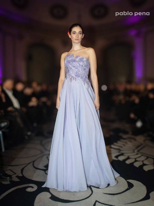 Nicolás Osano en el Renato Papiccio Runway, Sofitel Carrasco: vestido strapless lavanda de gasa con bordado
