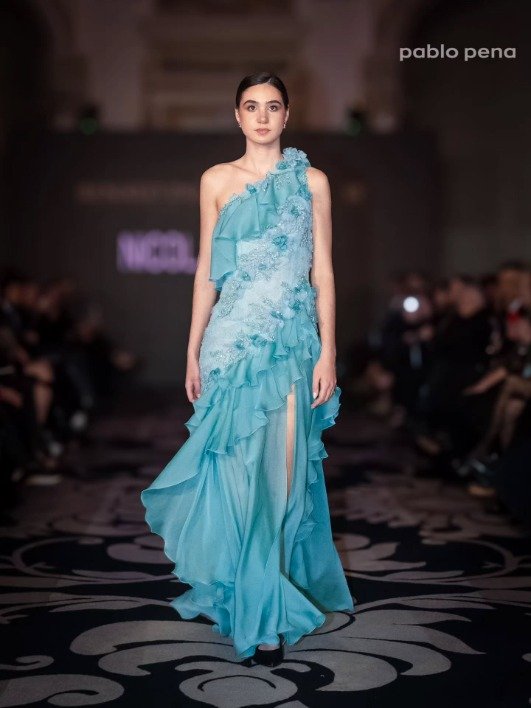 Nicolás Osano en el Renato Papiccio Runway, Sofitel Carrasco: vestido turquesa de un hombro con volados