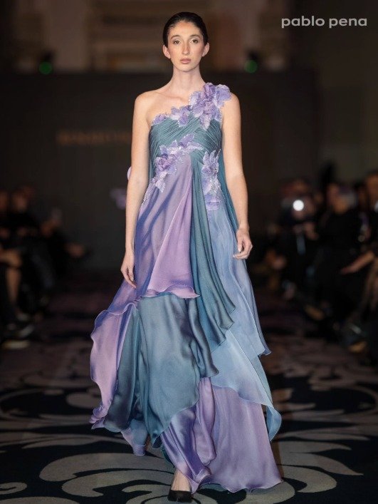 Nicolás Osano en el Renato Papiccio Runway, Sofitel Carrasco: vestido de un hombro en lila y verde azulado con flores