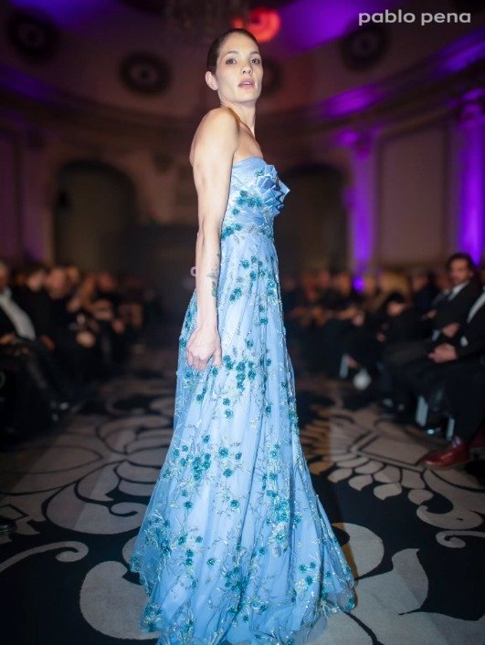 Nicolás Osano en el Renato Papiccio Runway, Sofitel Carrasco: vestido celeste con bordado floral