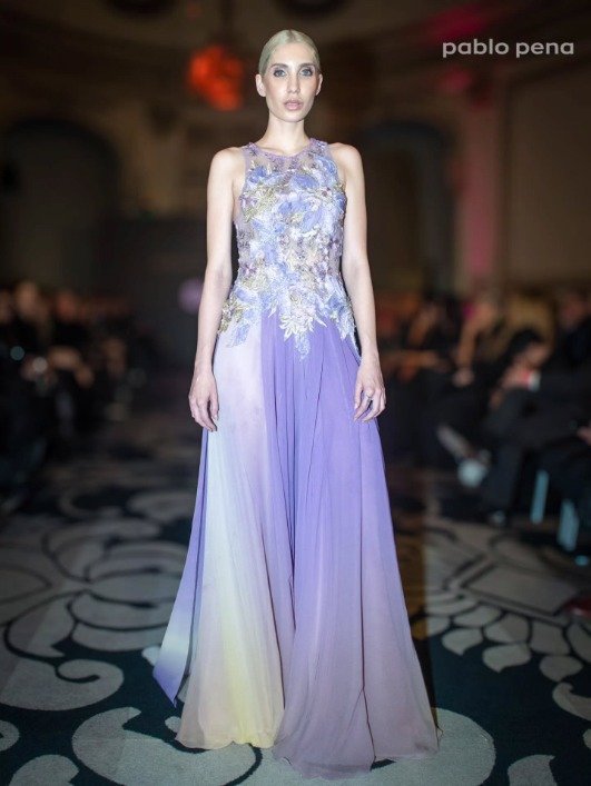 Nicolás Osano en el Renato Papiccio Runway, Sofitel Carrasco: vestido lavanda degradé con corsé bordado