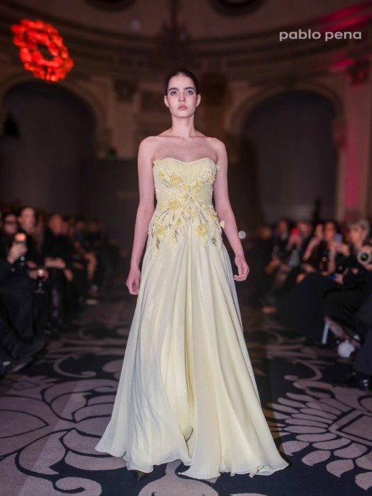 Nicolás Osano en el Renato Papiccio Runway, Sofitel Carrasco: vestido strapless amarillo pastel con flores bordadas