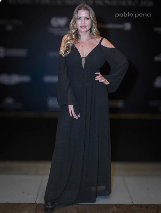 Invitada en la alfombra del Renato Papiccio Runway en el Sofitel Carrasco